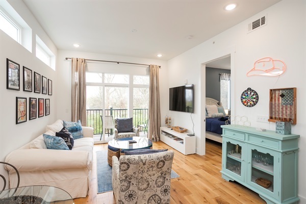 Welcome to the Nashville Scene Suite! Enjoy the cozy living space after a fun day in Nashville. 