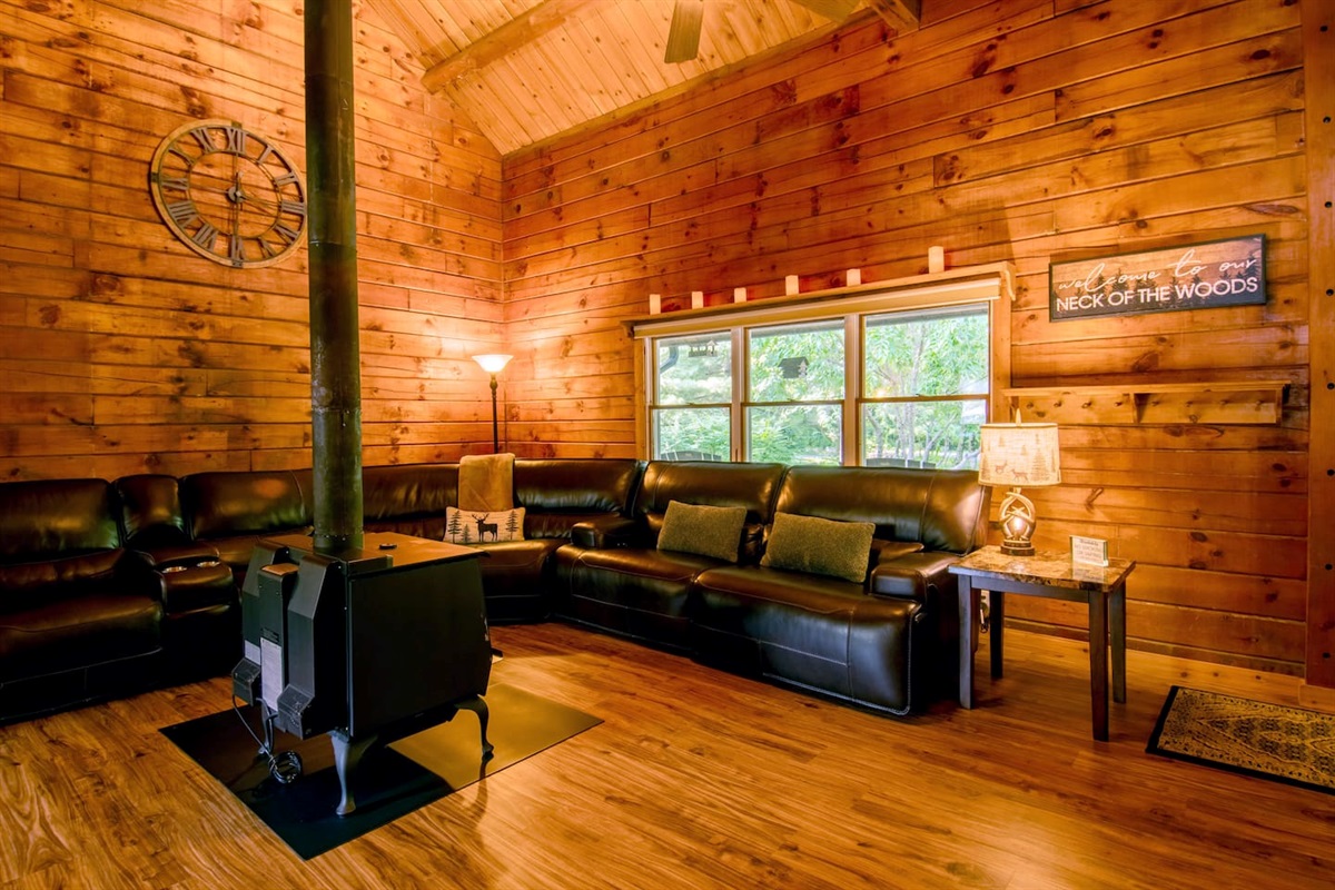 Vaulted ceilings with accented lighting provide an impressive space. Turn on the LED candles for a romantic atmosphere.