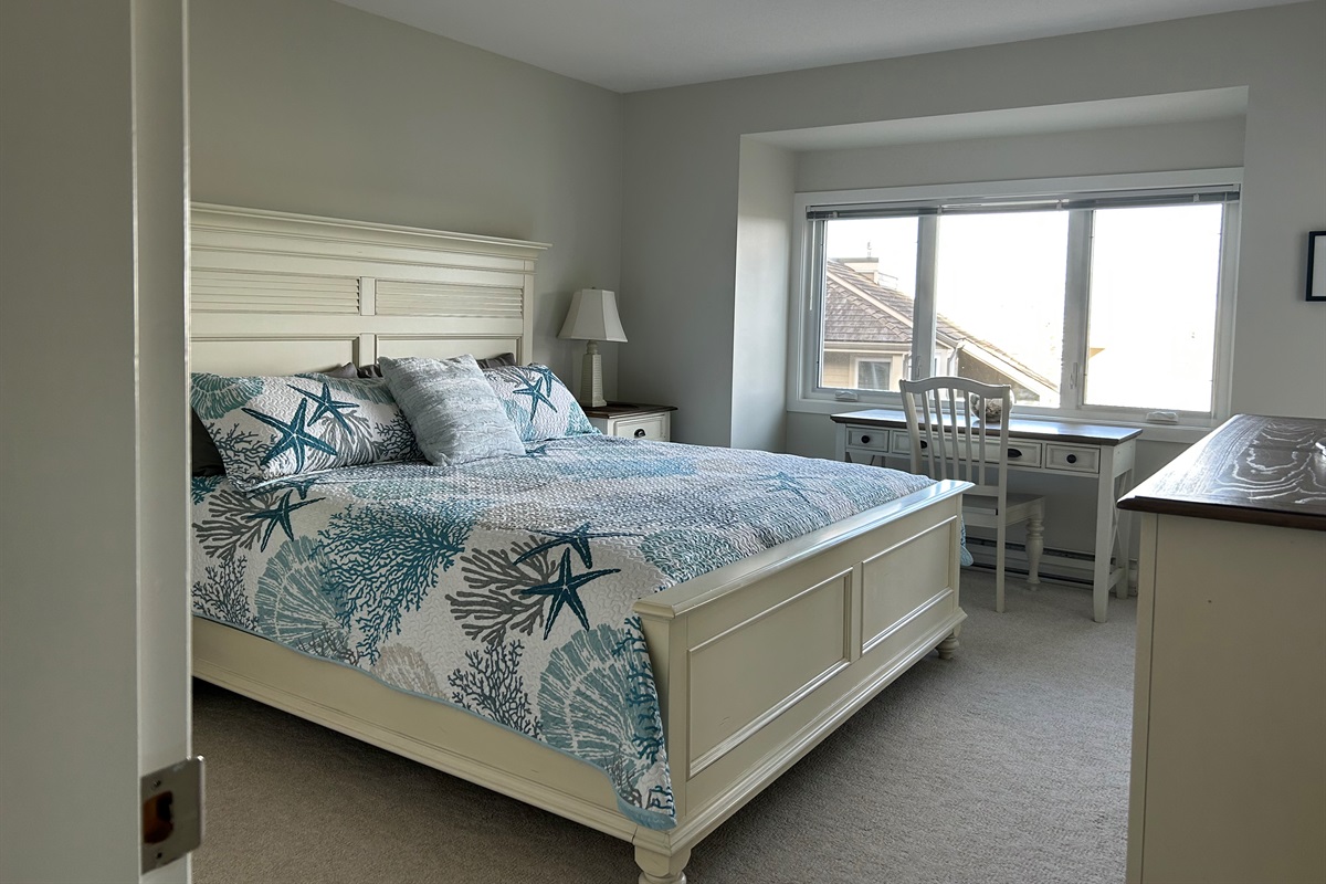 Comfy king w/TV & private deck