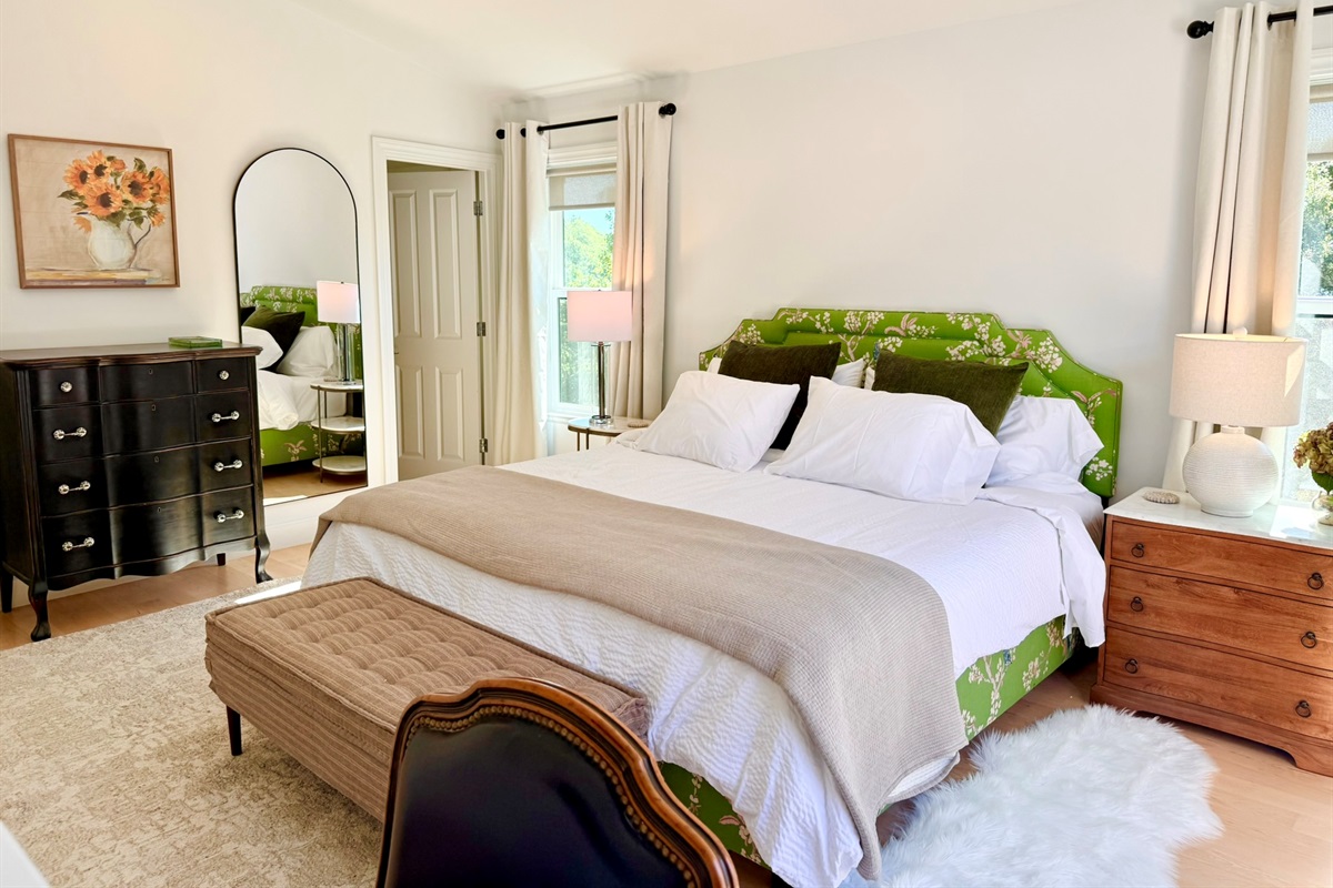 Green Lady Suite w/King Bed and En Suite Bath