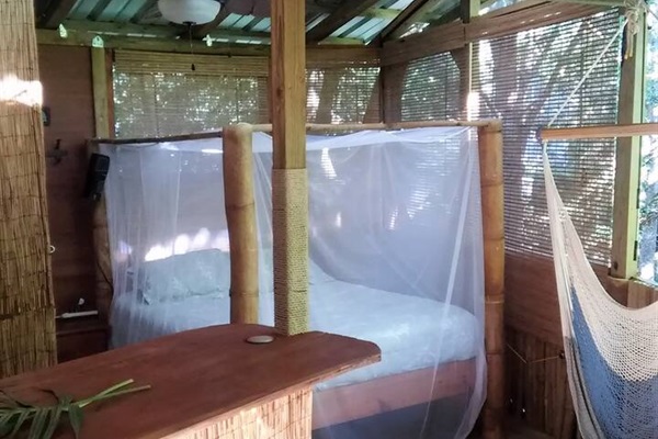 Poster Bed with Netting