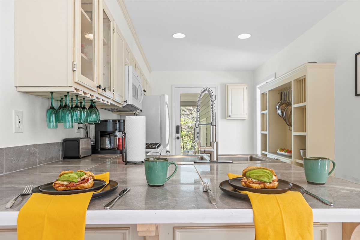 Full Kitchen: Enjoy meals in style with modern amenities and lovely natural light!
