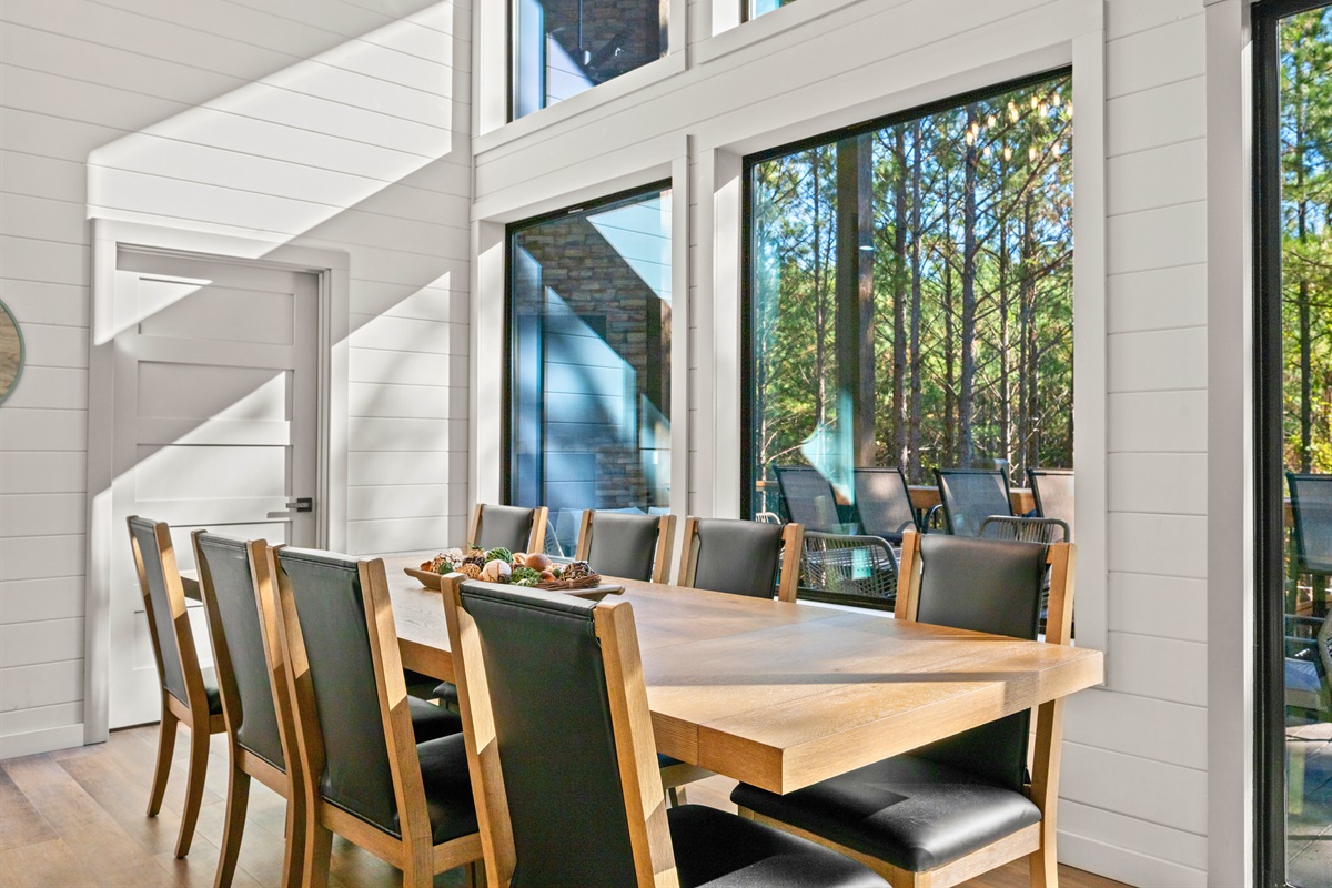 Floor-to-ceiling windows let in beautiful natural light while you enjoy breakfast, lunch, or dinner with a view.