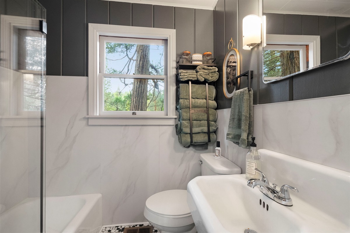 Updated charming hall bathroom with a shower/tub combo.