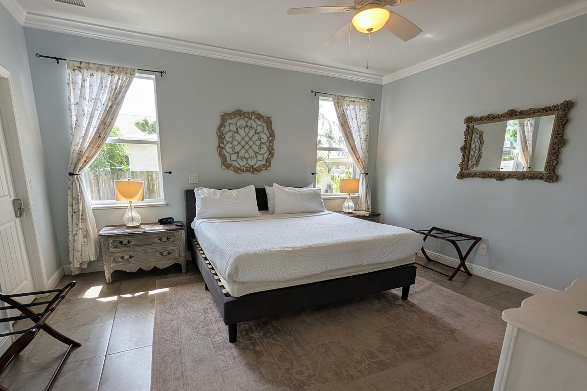 Primary Bedroom (King Bed)