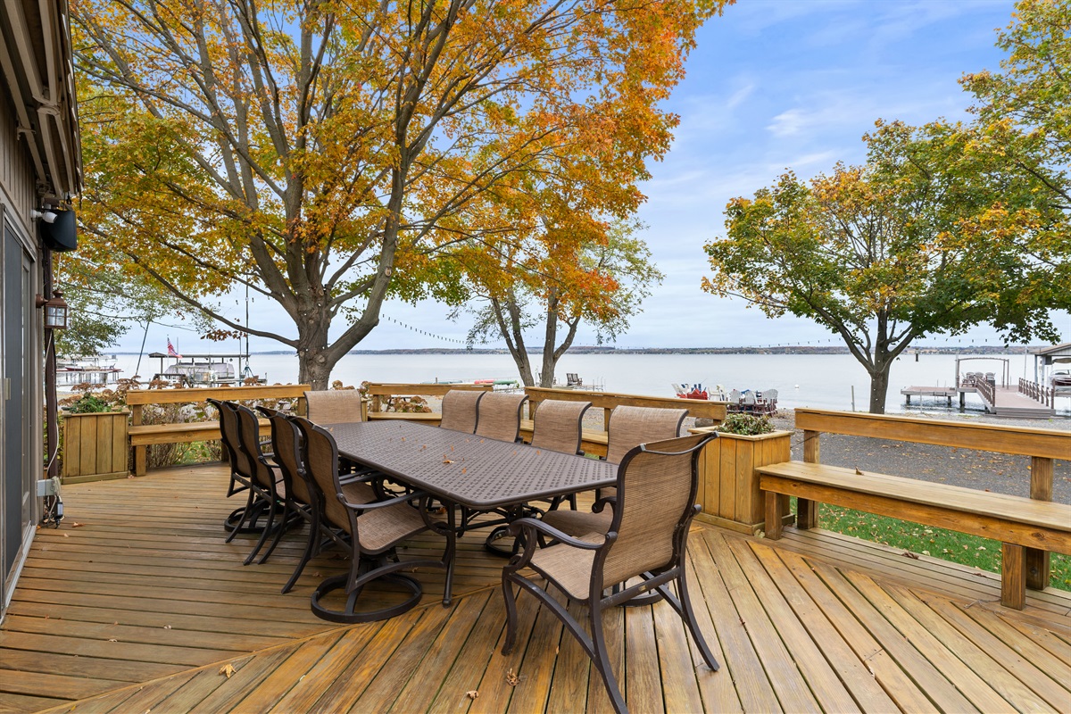 Outdoor dining with panoramic lake views – unforgettable moments await.