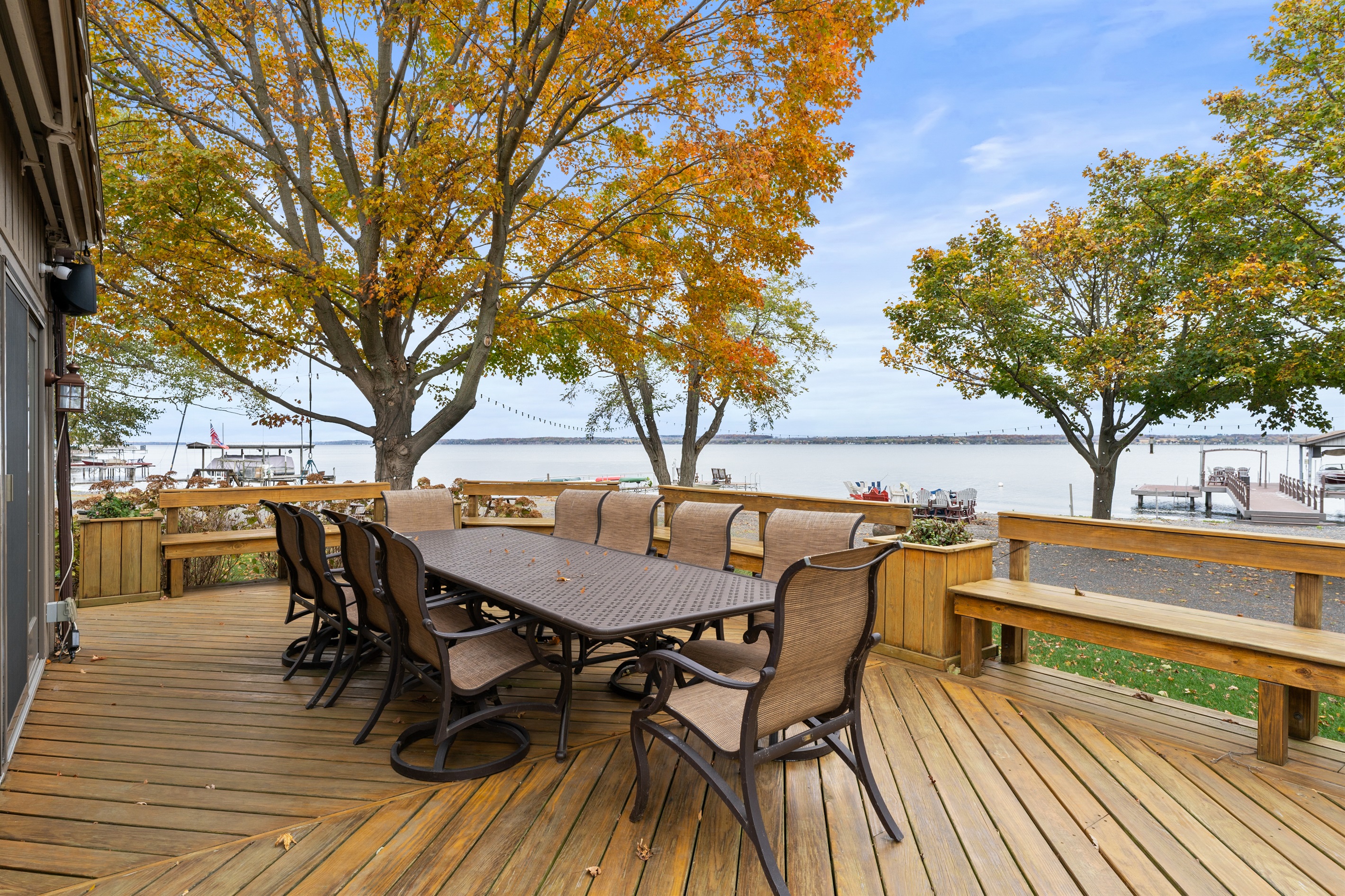Outdoor dining with panoramic lake views – unforgettable moments await.