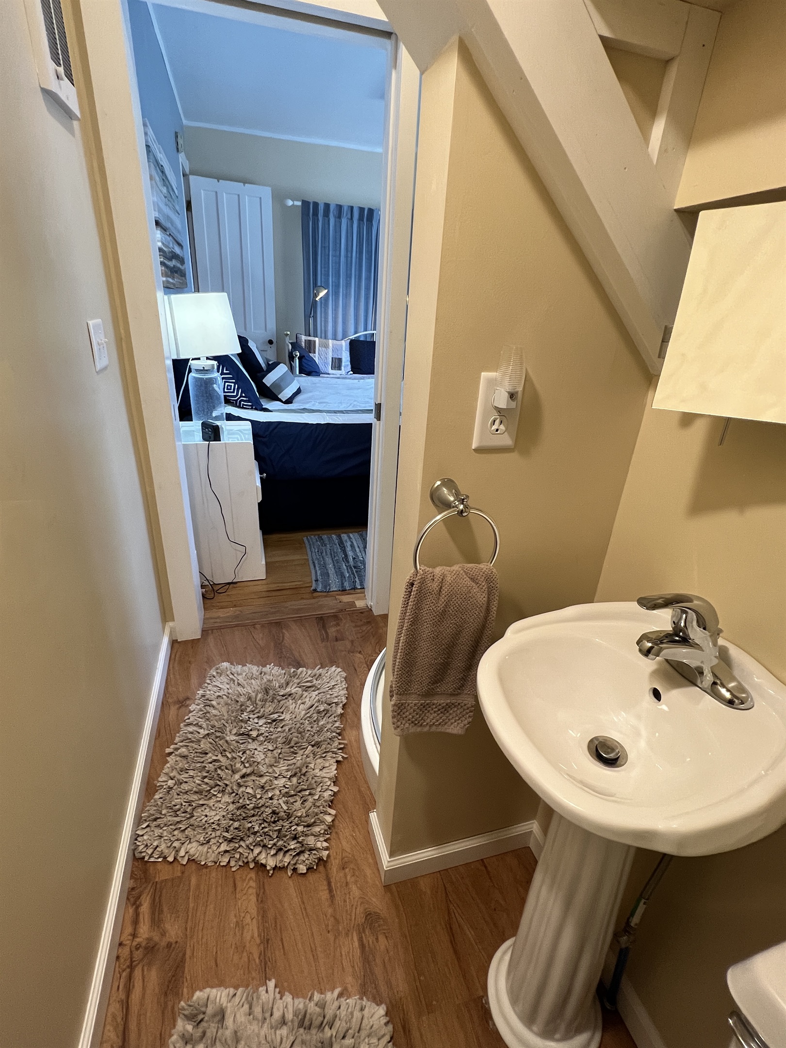 Queen ensuite w/ shower