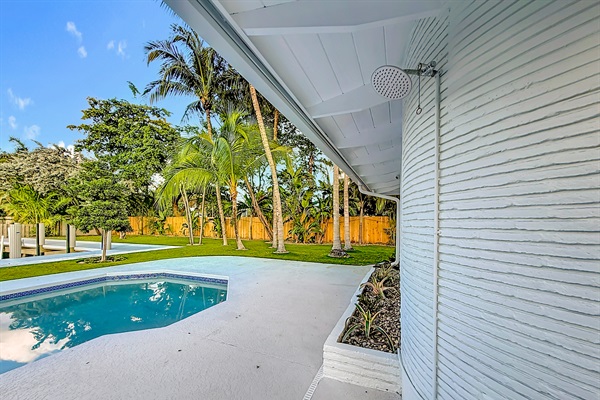 The exterior shower makes rinsing off after getting out of the heated salt water very nice.