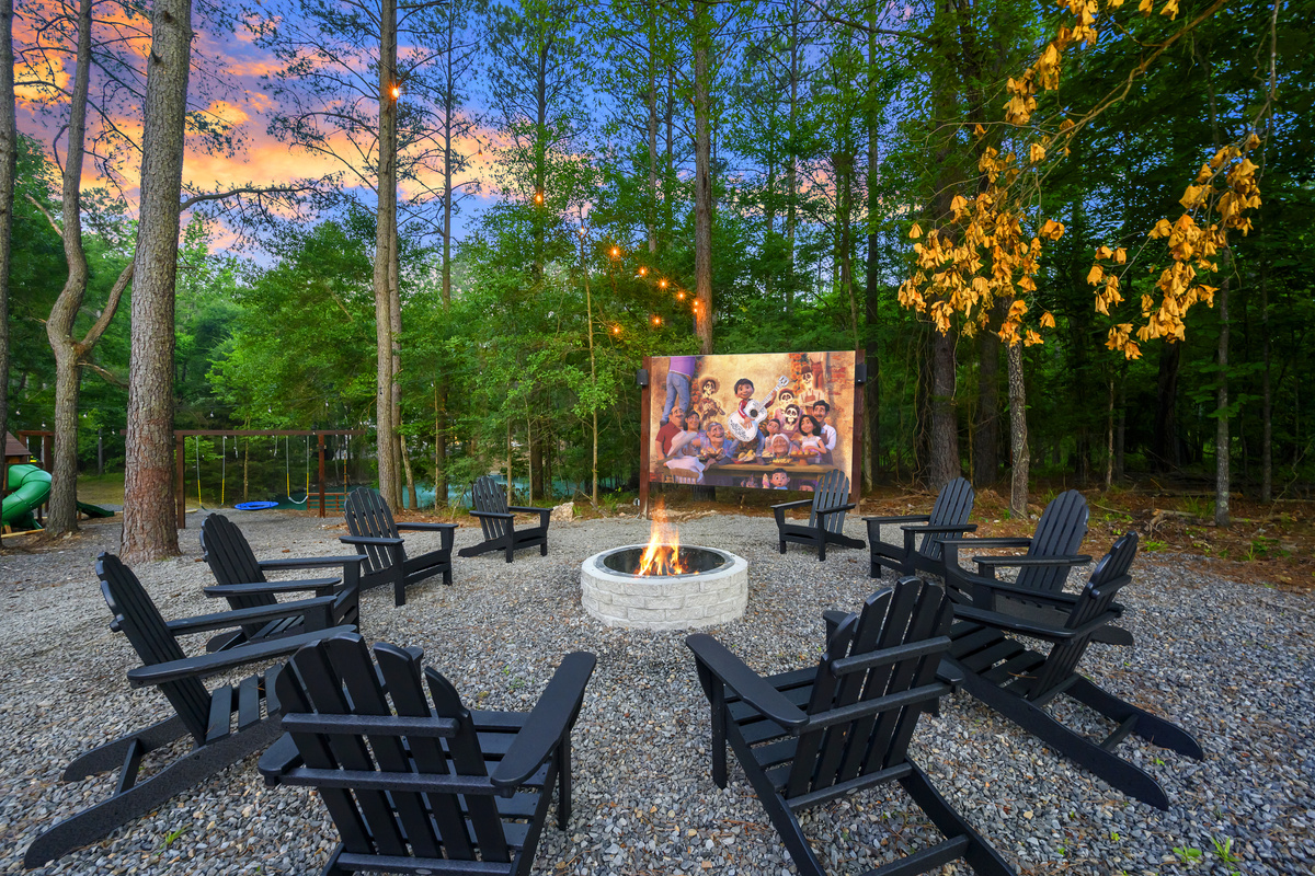Movie night, cabin style. Gather around the fire pit for s’mores, stories & an outdoor movie under the stars, surrounded by towering pines with the pond just beyond.
