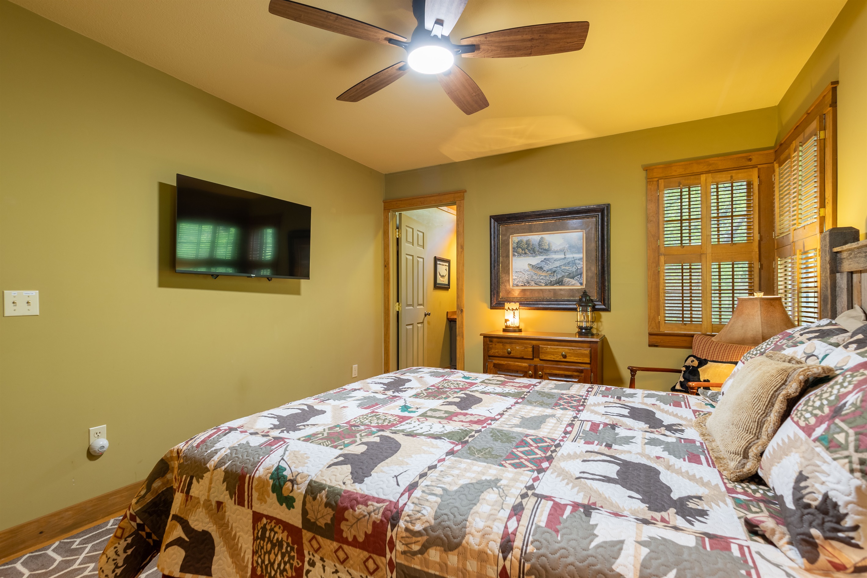 Unwind in the primary bedroom while enjoying the comfort of a smart TV after a day spent exploring the mountains and creeks nearby.