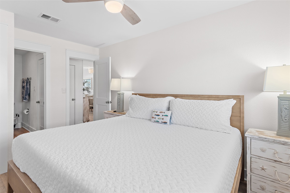 Guest Room 3 (Level 2): KING bed, Smart TV, Views of Scenic Gulf Drive, Updated Full Bathroom with Shower/Tub Combo (Sleeps 2)