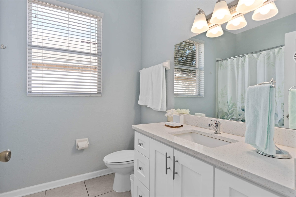 Downstairs bathroom with shower/tub