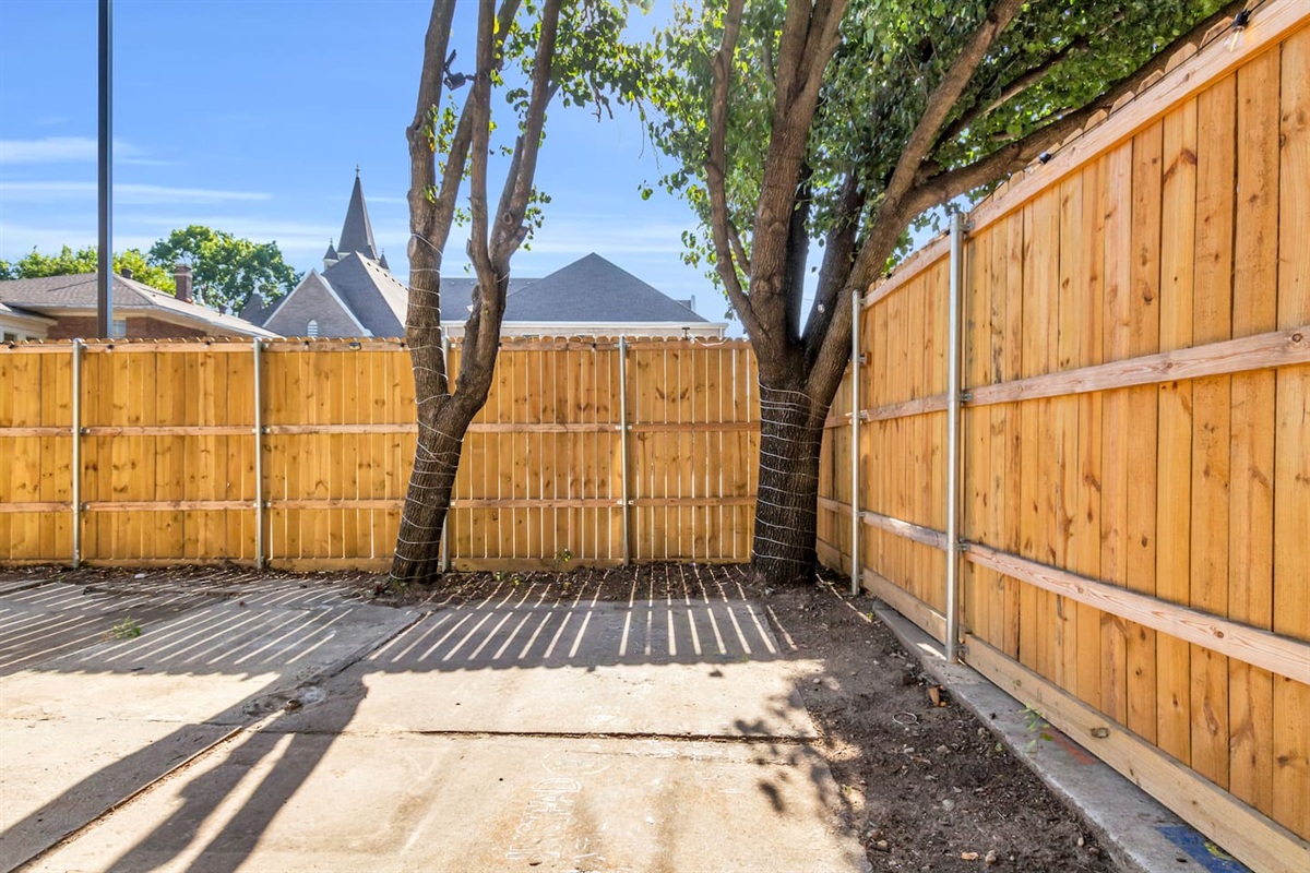 Secure and simple arrival: free parking on premises in a gated driveway with motion-sensor lighting perfect for peace of mind in the heart of Dallas. Street parking also available!