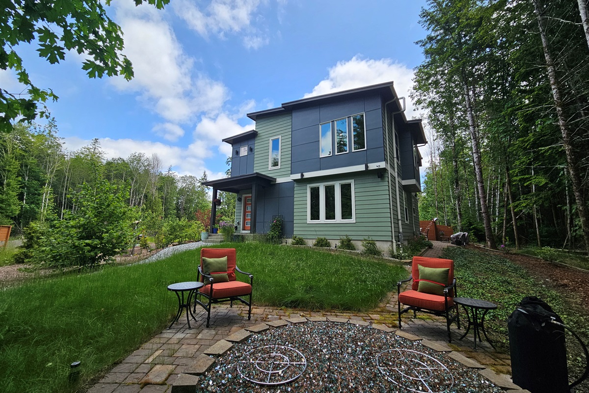 Olympic Gateway Private Room: Covered Porch and Firepit