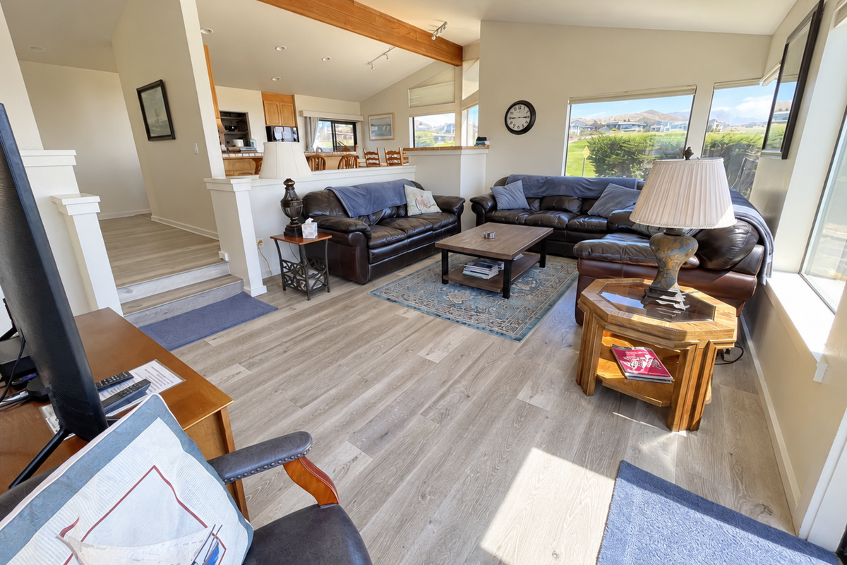 Living Rm facing towards Kitchen/dining area