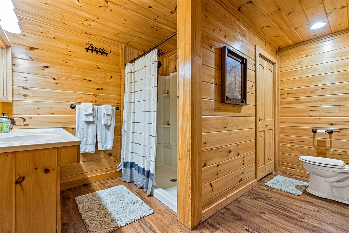 Fresh & Clean: Refresh and rejuvenate in this bright and modern bathroom.