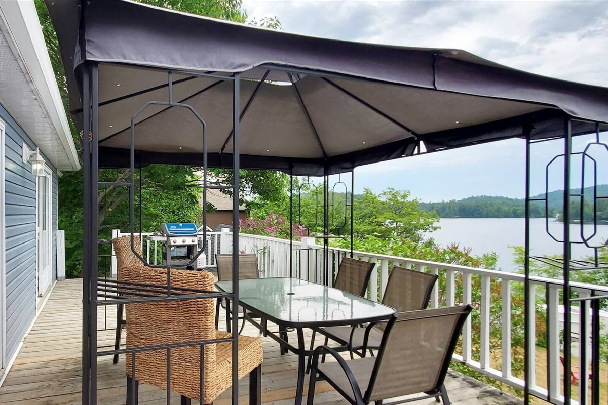 Patio priv&eacute; avec BBQ et une vue &agrave; couper le souffle. &Agrave; noter, le gazebo a &eacute;t&eacute; enlev&eacute; et remplac&eacute; par un parasol.