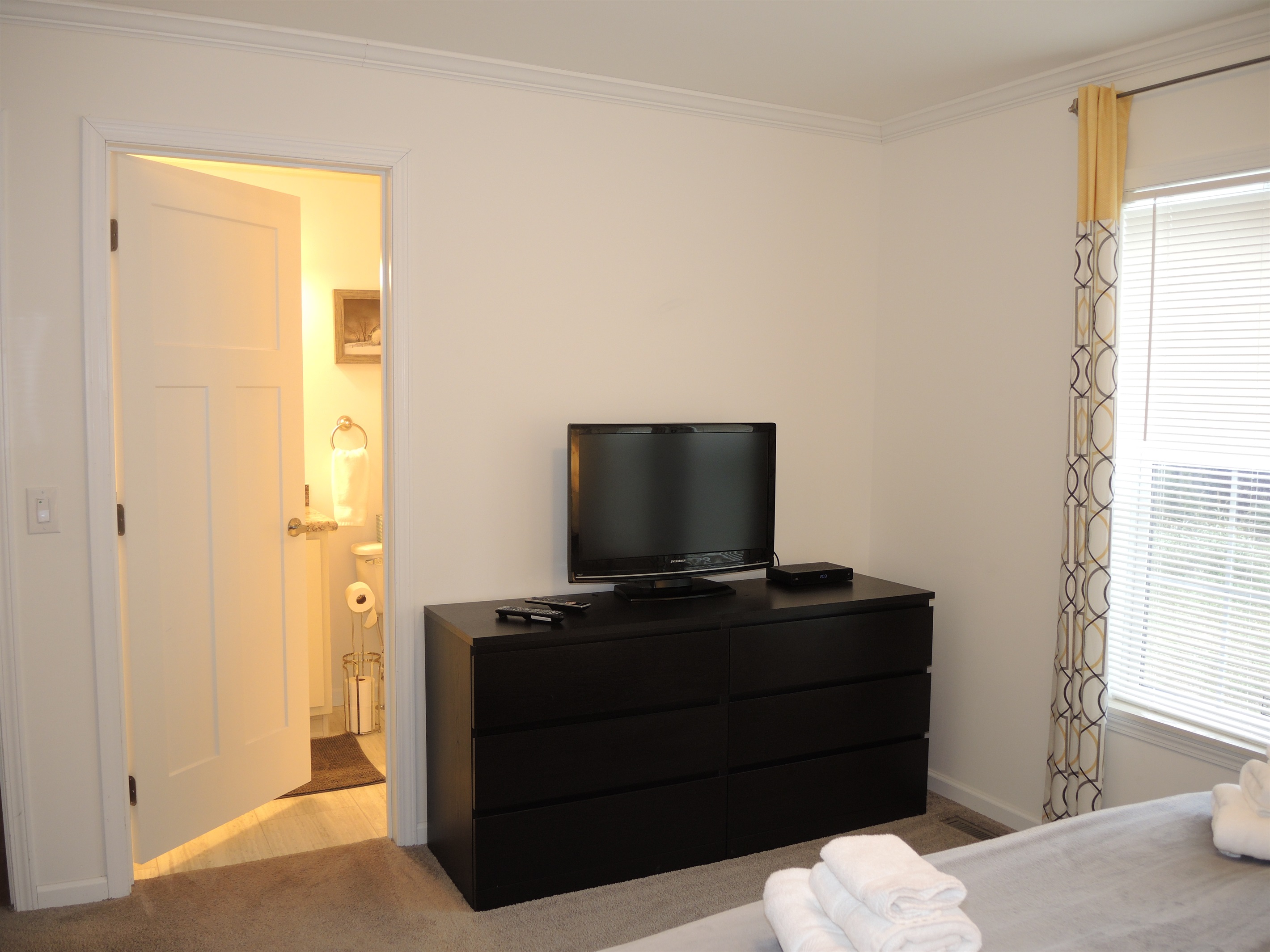 Queen bedroom w/ ensuite