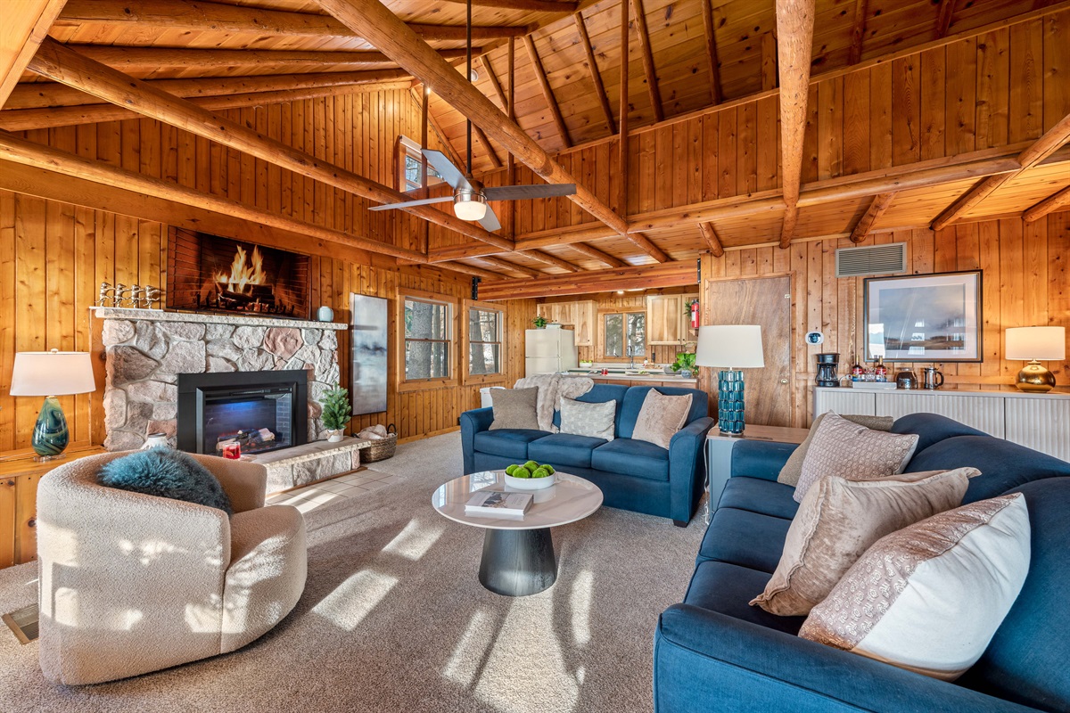 Open-concept layout perfect for families & groups — dine, relax & connect together.