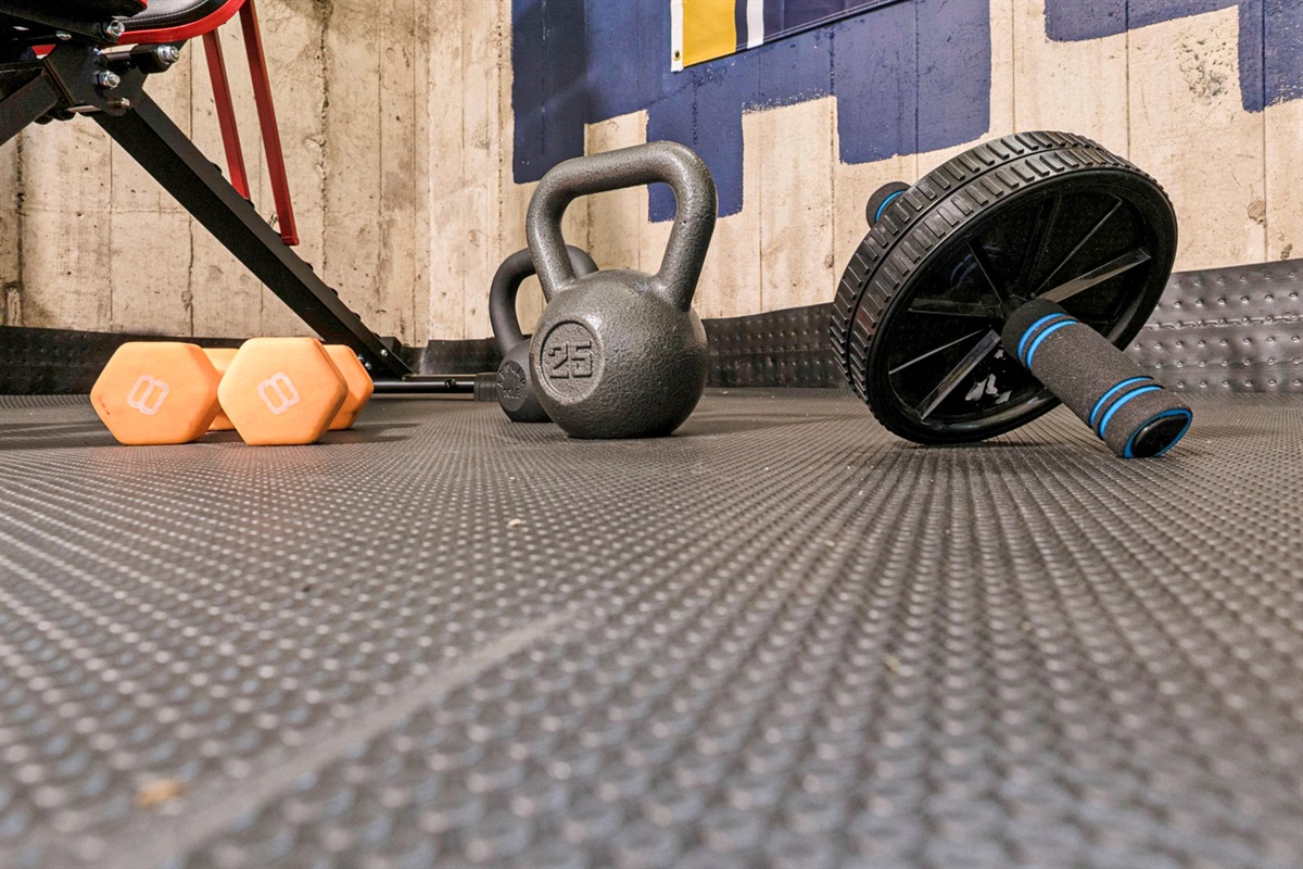 Get moving—our South Bend guest retreat sports floor features an ab roller, kettlebells, and dumbbells, all provided to support your workout goals with Fighting Irish spirit near Notre Dame.