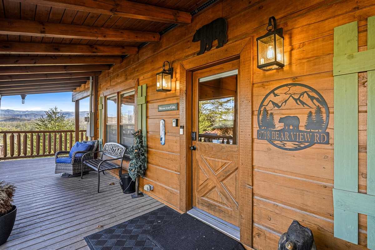 Escape to this stunning Smoky Mountains log cabin near Gatlinburg & Pigeon Forge | Private mountain retreat with wrap-around deck, scenic forest views & authentic cabin charm | Your perfect Sevierville TN vacation starts here