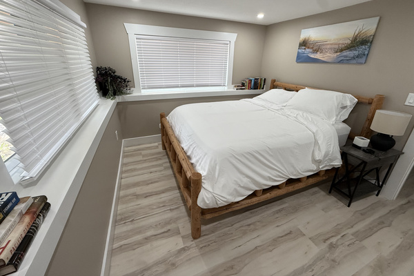 Bedroom downstairs with queen bed
