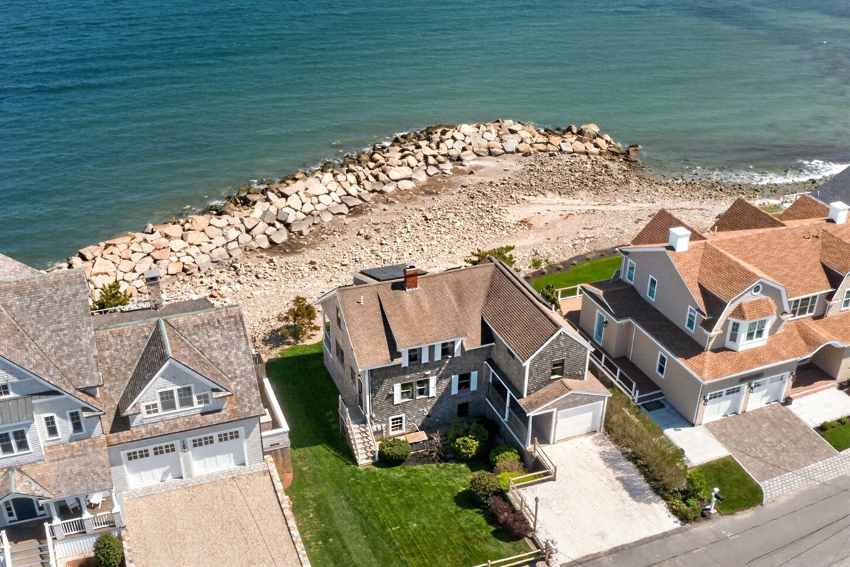 Wake up to sweeping ocean views in a prime beachfront location where comfort meets the calming sound of the waves. 🌊