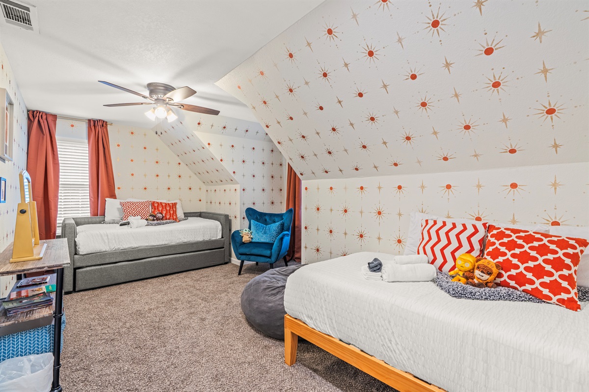 🌌 Young travelers will love this Star Wars-themed room! With toys for toddlers, a twin trundle, and an additional twin bed, it’s made for adventure.
