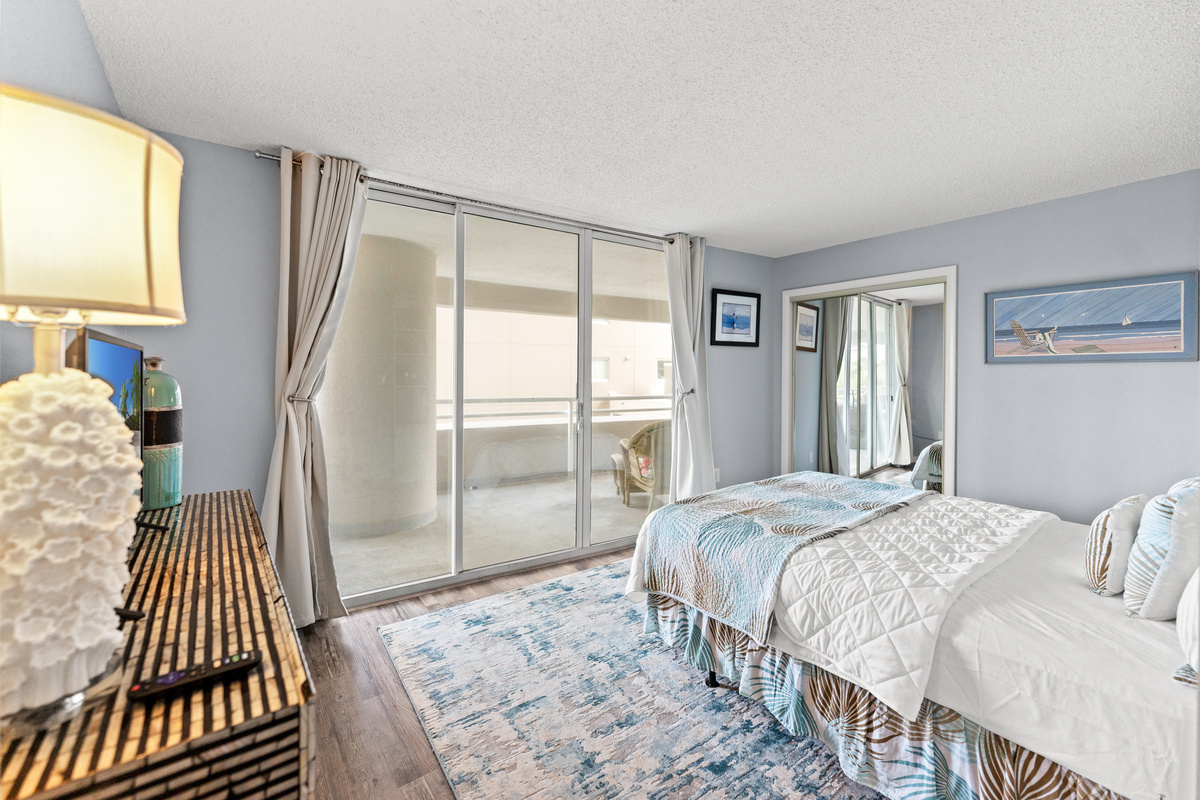 Lovely 2nd bedroom with Queen bed and balcony access