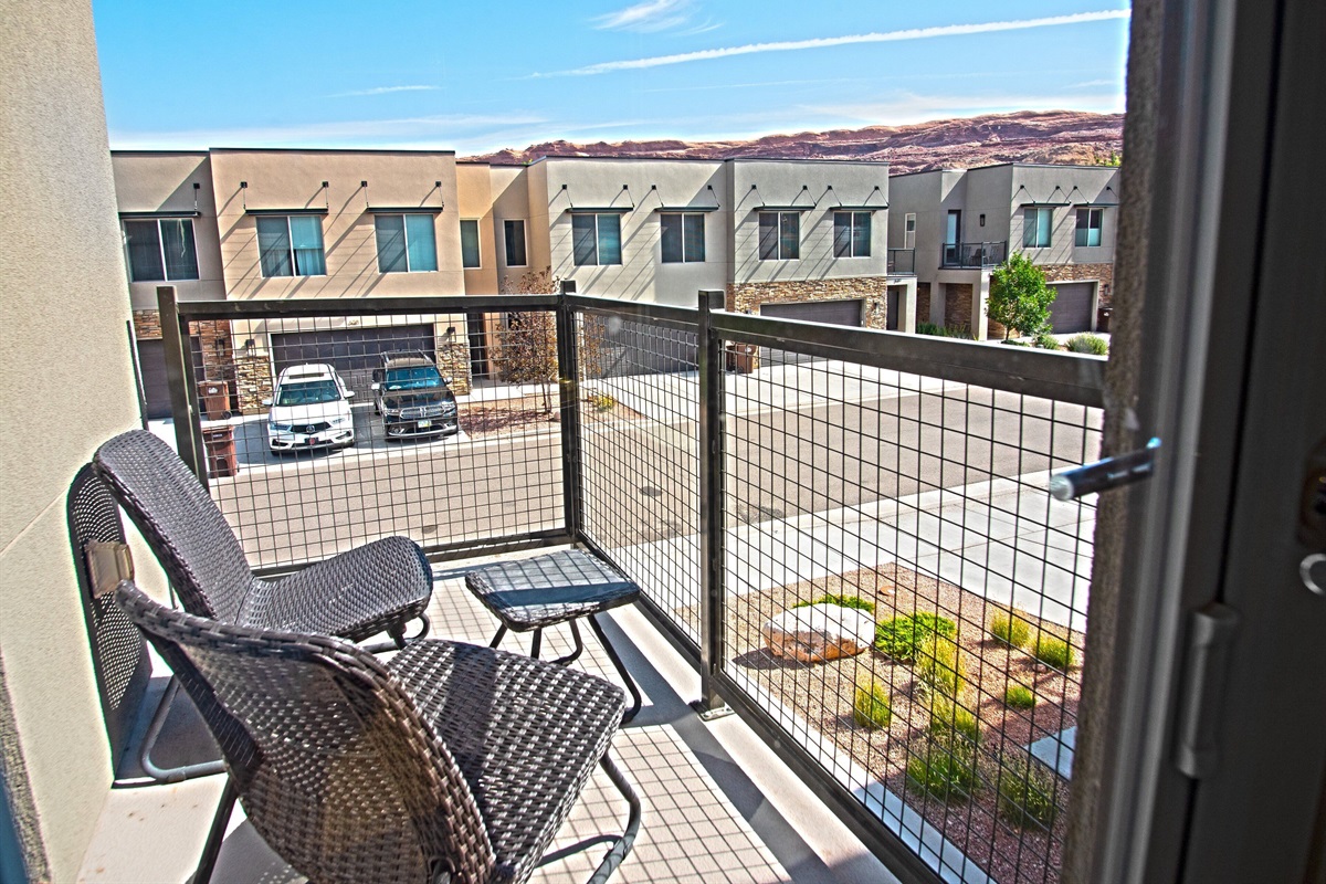 Balcony and a street view - Entrada 631