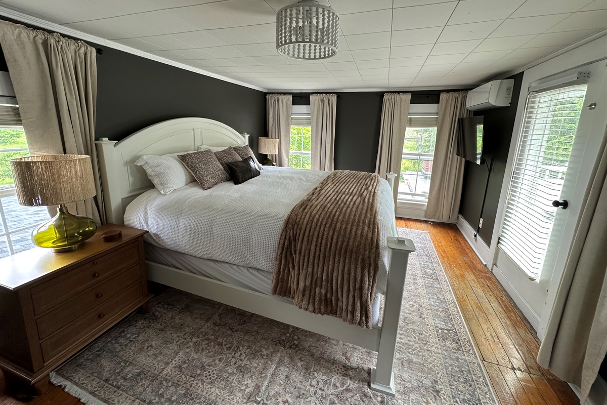 Relax in this cozy, moody retreat featuring crisp white bedding, warm wood floors, and soft neutral tones. A peaceful space to unwind that was designed to feel both elevated and inviting.

Note: This room also has a Murphy bed for groups over 10 people. 