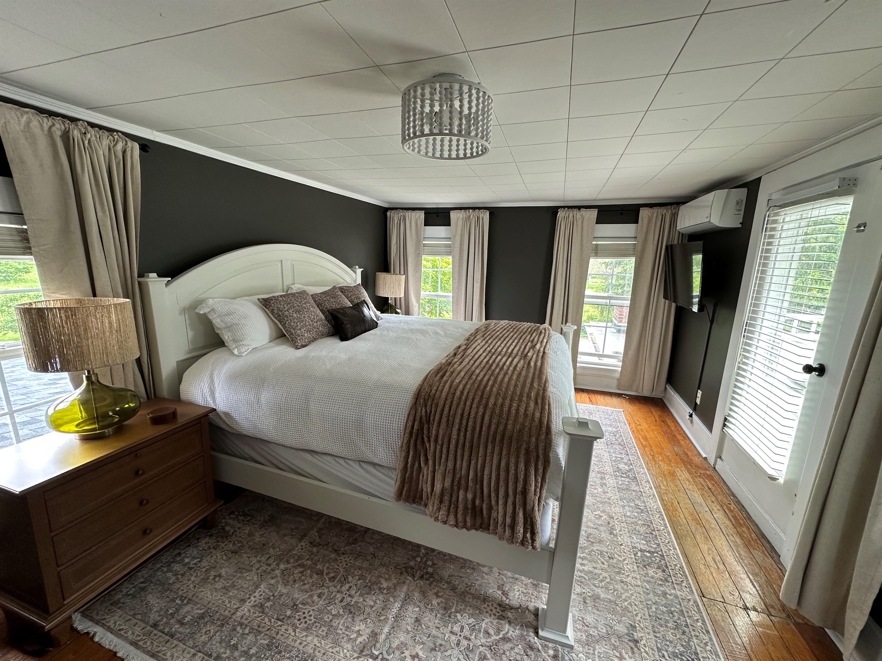 Relax in this cozy, moody retreat featuring crisp white bedding, warm wood floors, and soft neutral tones. A peaceful space to unwind that was designed to feel both elevated and inviting.

Note: This room also has a Murphy bed for groups over 10 people. 