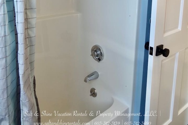 Full bathroom with combo shower/tub.