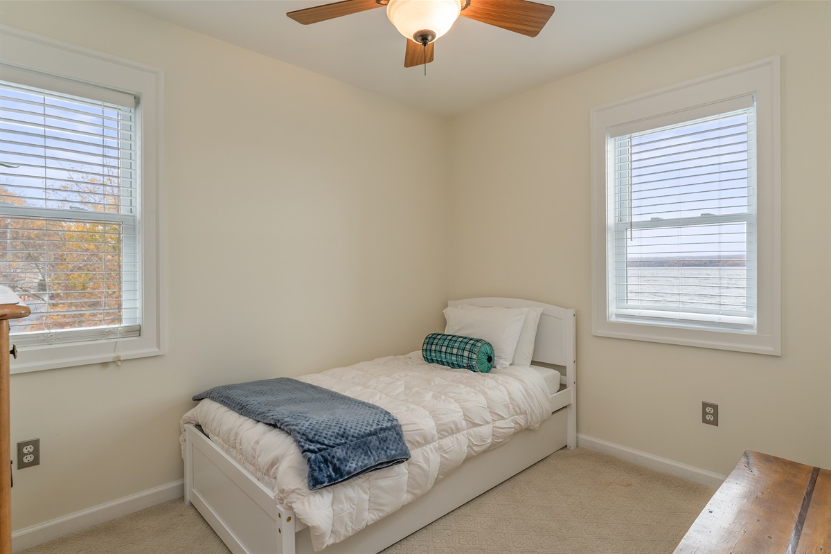 Twin trundle bedroom- upstairs
