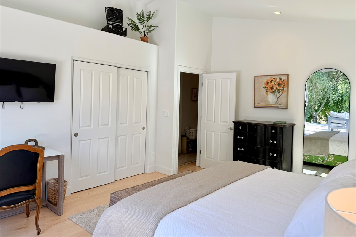 Green Lady Suite w/King Bed and En Suite Bath