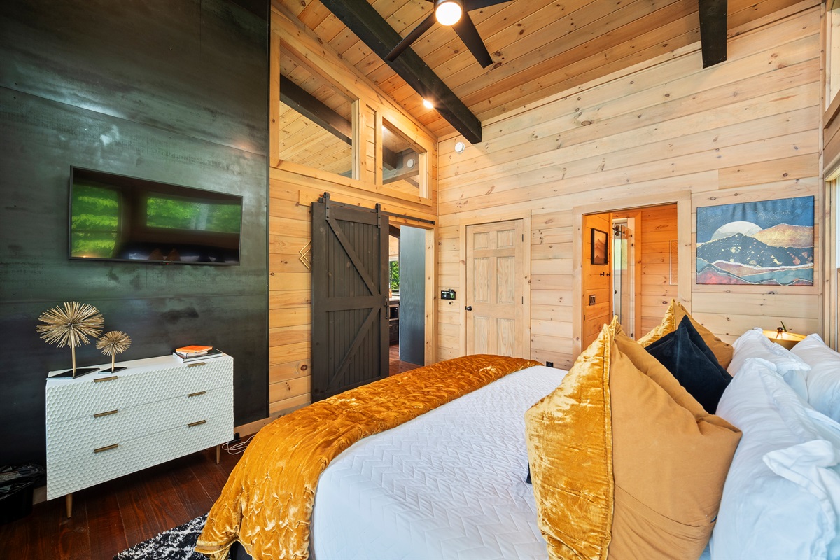 Luxe bedding and mountain dreams, comfort reigns here.