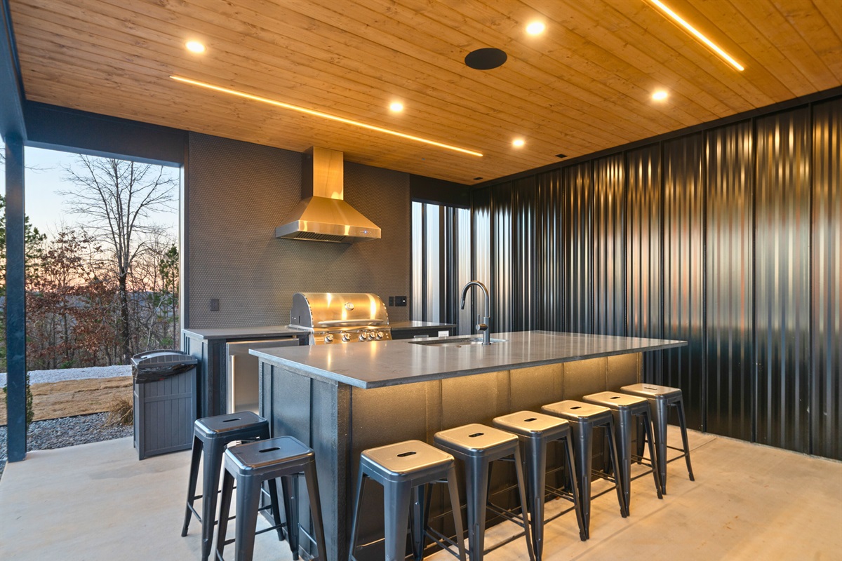 Pull up a seat at the outdoor bar and enjoy the easygoing vibe, because this space is made for sipping, snacking, and soaking in the views.