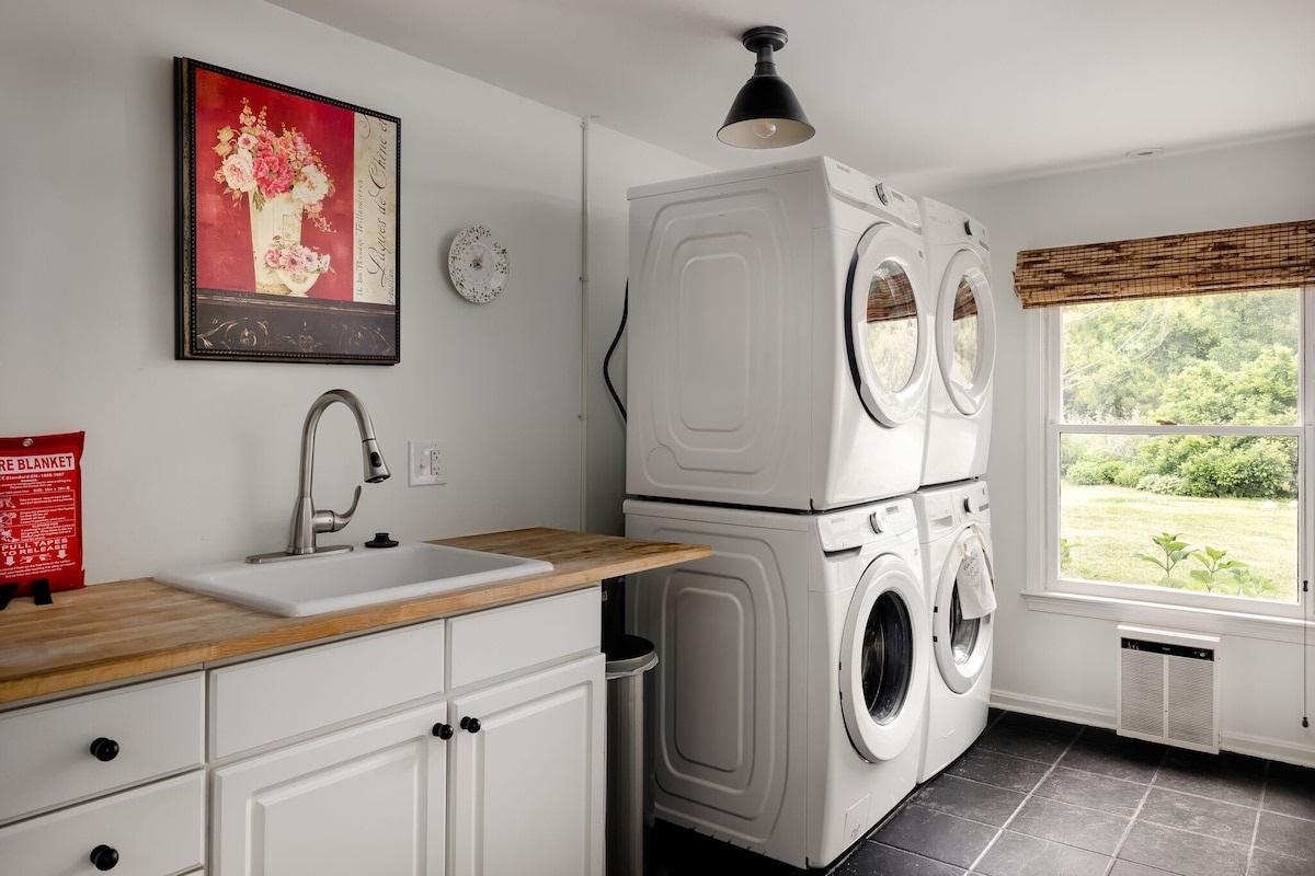 spacious laundry room off the stove room