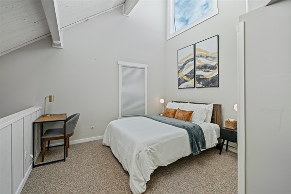 New queen memory foam bed and linen