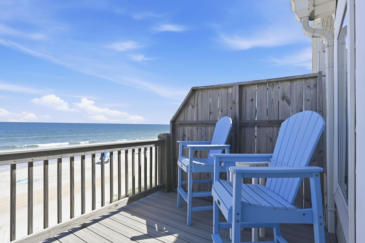 Relaxing ocean view seating area with direct beach overlook