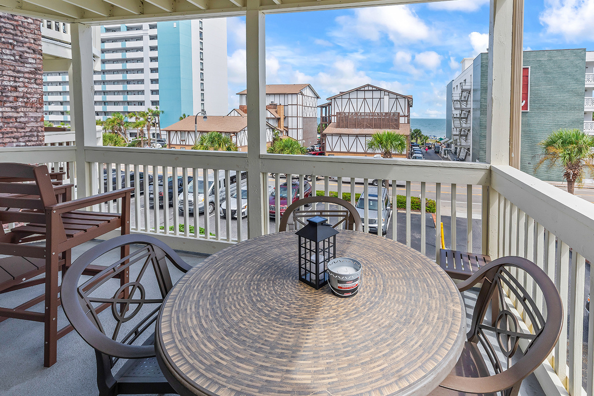 Enjoy a evening on the Balcony 