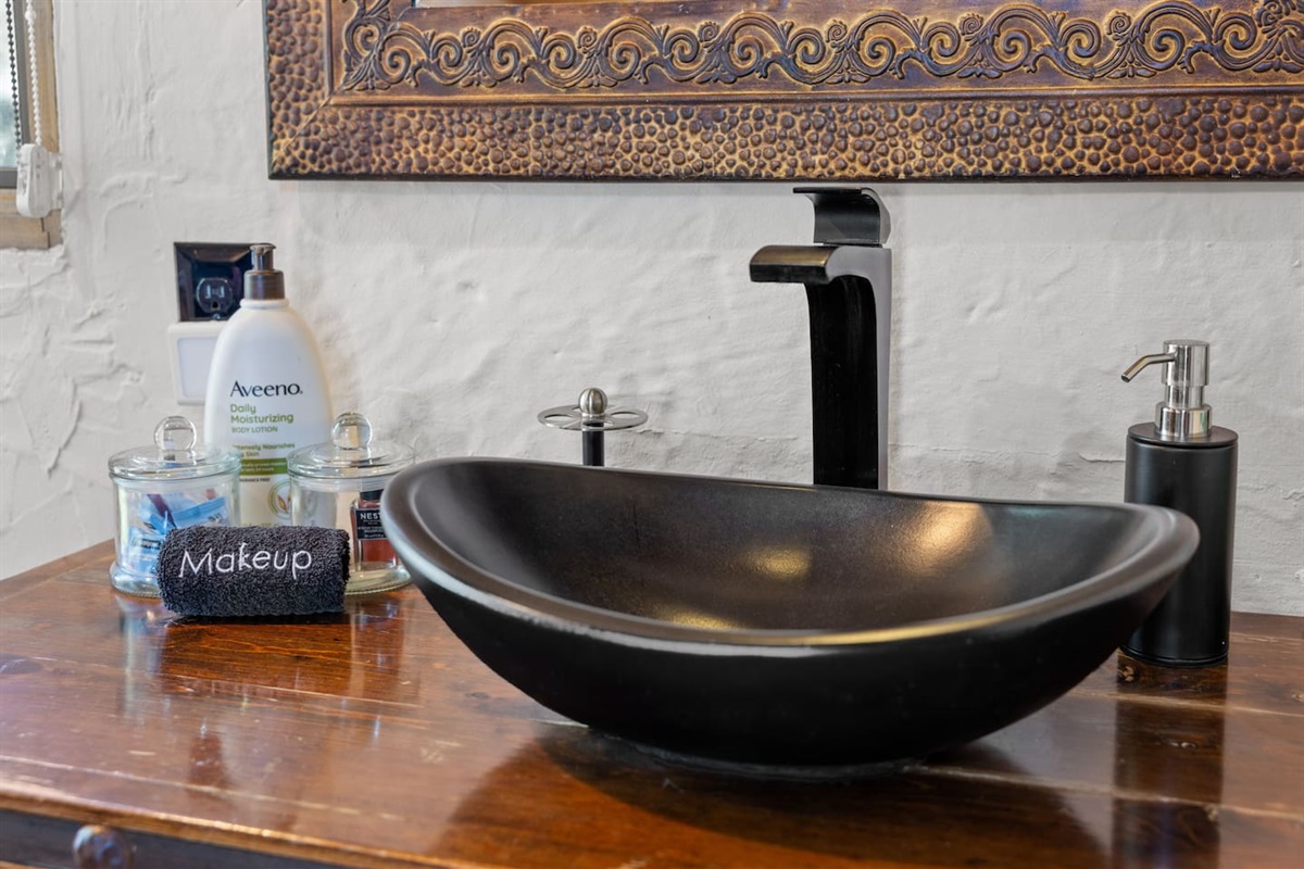 Master sink with amenities