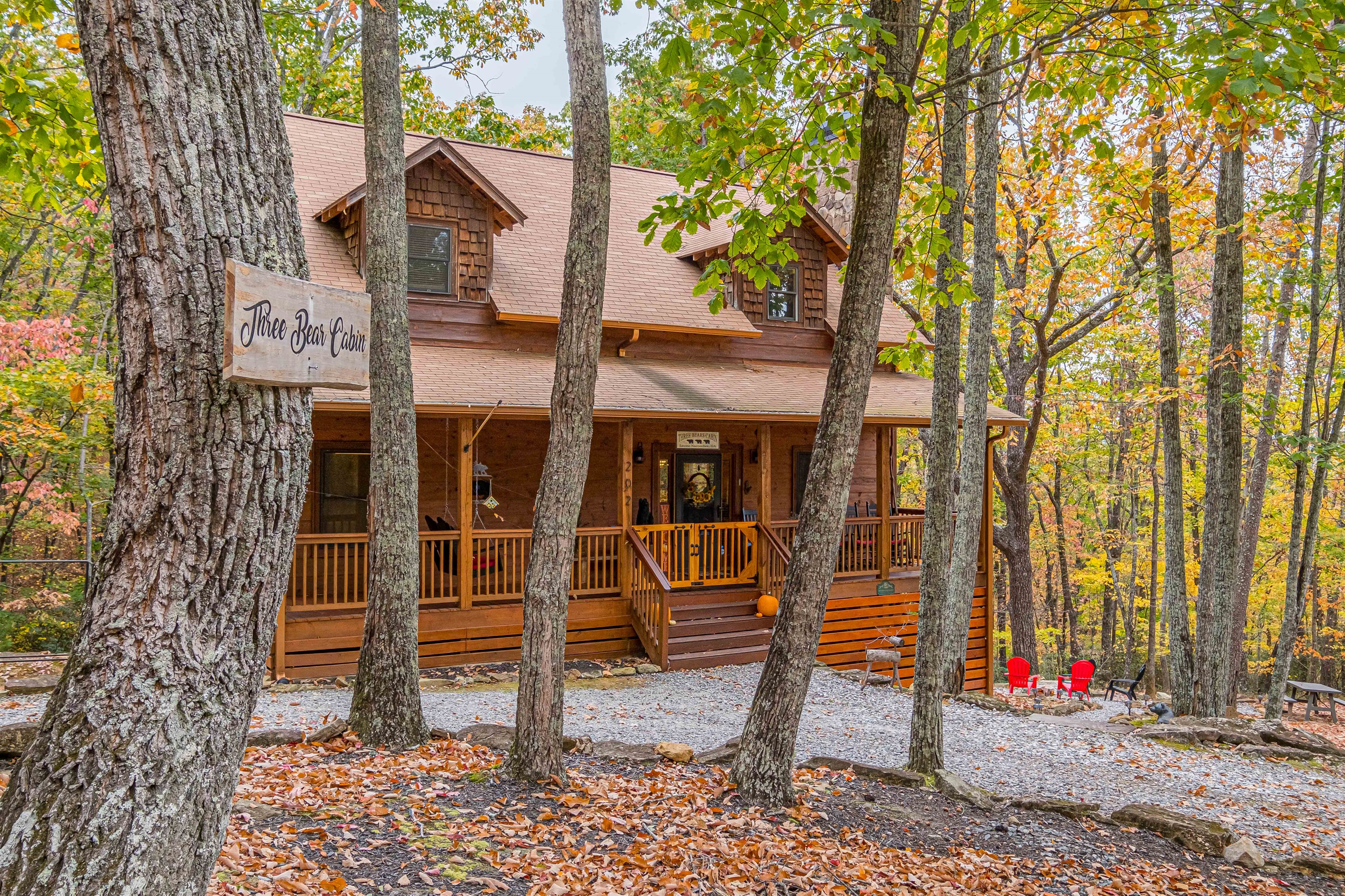 Three Bears Cabin, Private Mountain Getaway, Seasonal Mountain View, Hot Tub 2