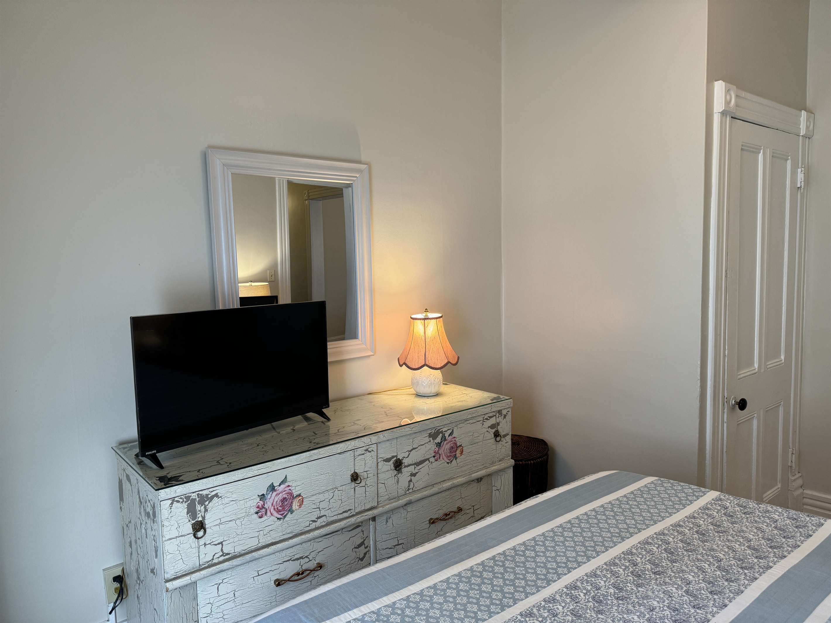 Queen bedroom with ROKU TV
