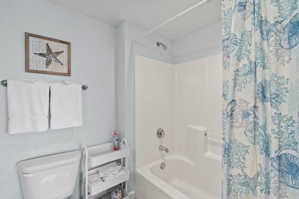 Bunk room bathroom with tub/shower