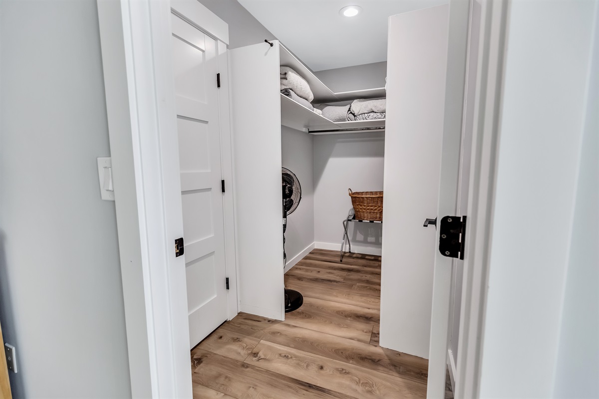 Large walk in closet for MBR