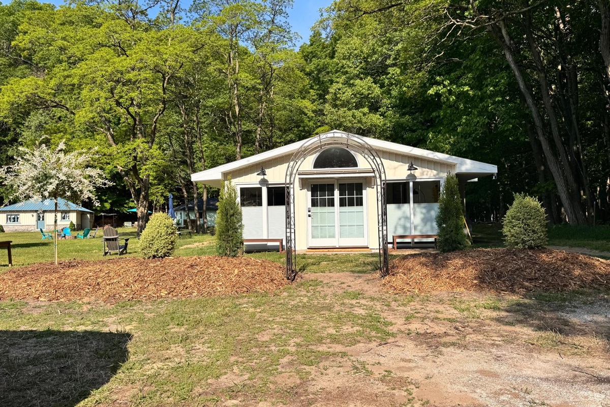 Sunrise Cottage - Solo stove and all season chairs are available for use even in the winter. Do some hiking and then enjoy a fire in the side yard.