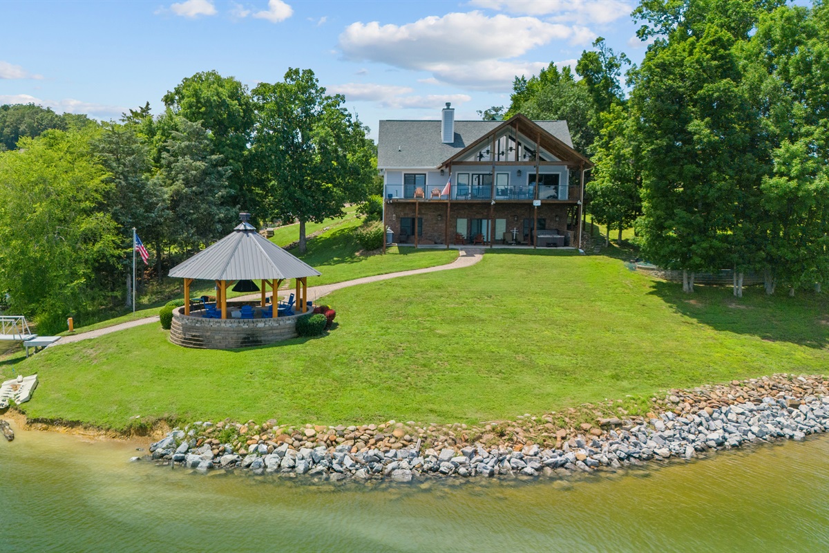 Cozy Lake House no steps down to lake, shaded sitting area right on lake