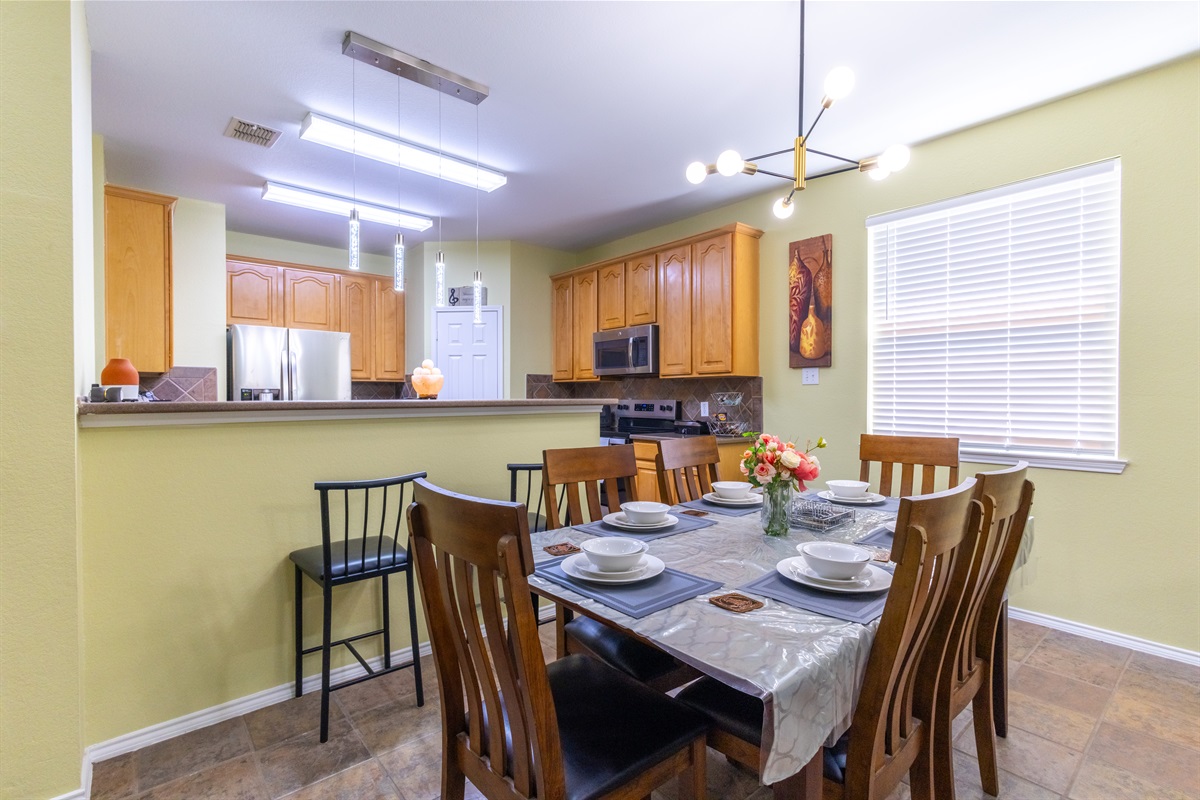 Dining 2 for large family gatherings.